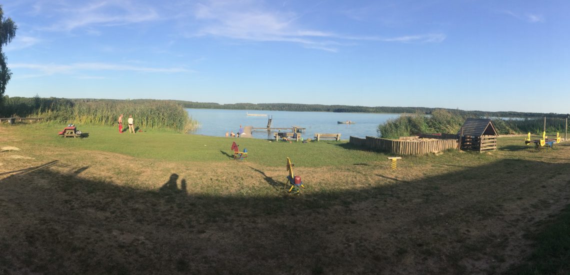 Liegewiese mit Spielplatz